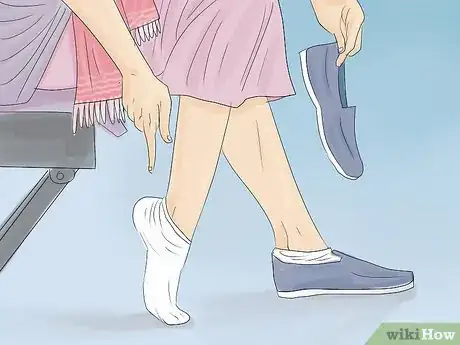 Image titled Dress for the Airport (for Women) Step 11