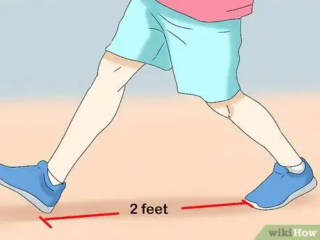 Image titled Do Walking Lunges Step 4