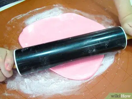 Image titled Smooth Fondant on a Cake Step 2