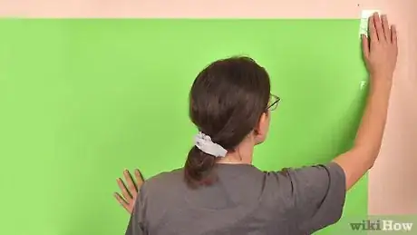 Image titled Use a Green Screen Step 1