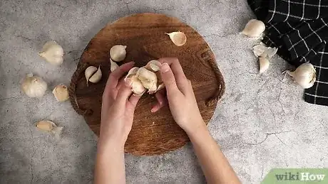 Image titled Make Garlic Powder Step 1