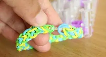 Make an Inverted Fishtail Bracelet from Rainbow Loom