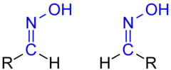 Isomerie der Aldoxime: links ein früher als syn-, heute als (E)-konfiguriert zu beschreibendes Aldoxim, rechts das entsprechende (Z)-  (veraltet: anti)-Isomer.
