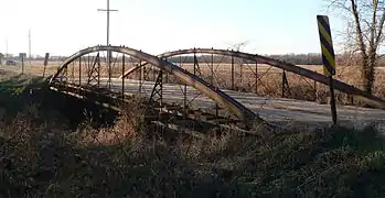 County Line Bowstring near Hollis, Kansas.mw-parser-output .geo-default,.mw-parser-output .geo-dms,.mw-parser-output .geo-dec{display:inline}.mw-parser-output .geo-nondefault,.mw-parser-output .geo-multi-punct{display:none}.mw-parser-output .longitude,.mw-parser-output .latitude{white-space:nowrap}39°39′14″N 97°34′23″W / 39.65389°N 97.57306°W / 39.65389; -97.57306 (County Line Bowstring Bridge)