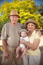 Foto de abuelos cargando un bebé Foto de abuelos cargando un bebé