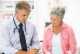 un médico con una paciente