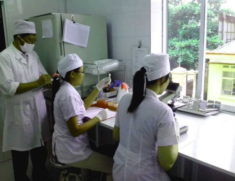 Daily good laboratory practices in Hai Duong PMC: Laboratory quality manager assesses staff competency.