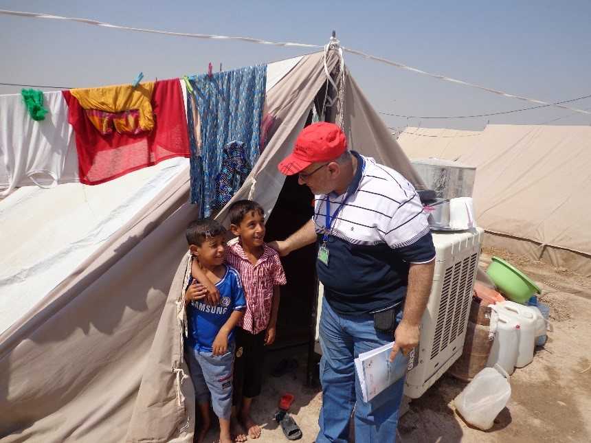 FETP Graduate Dr Wesam Shafiq conducts a health assessment in an IDP camp in Diyala Province, Iraq