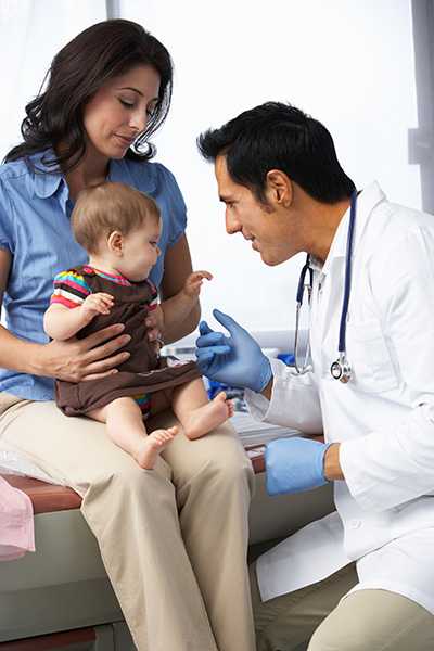 Doctor con la madre y el bebé
