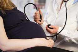 Mujer embarazada en una consulta médica
